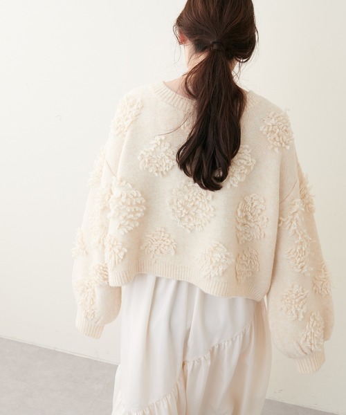 natural couture（ナチュラルクチュール）の「立体感がかわいい１枚　もしゃもしゃフラワーライクショートニット（ニット/セーター・レディース・ピンク/アイボリー/オレンジ/サックスブルー・FREE）」の6枚目の写真