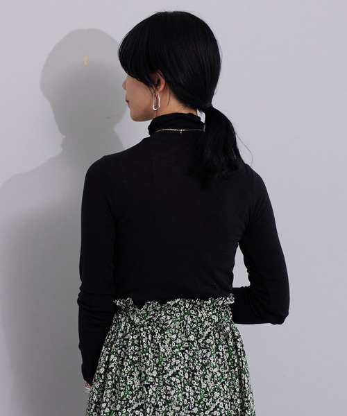 SHENERY（シーナリー）の「シアータートルネックプルオーバー（Tシャツ/カットソー・レディース・ブラック/オフホワイト/オレンジ/イエロー/ブルー/ピンク・FREE）」の18枚目の写真