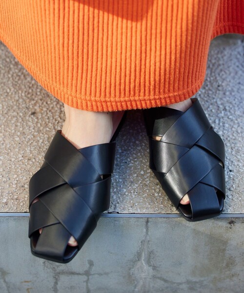 FREAK'S STORE（フリークスストア）の「【限定展開】編み込みデザインフラットサンダル（サンダル・レディース・ブラウン/ブラック/ブルー/ナチュラル・23.0cm/23.5cm/24.0cm/24.5cm）」の2枚目の写真