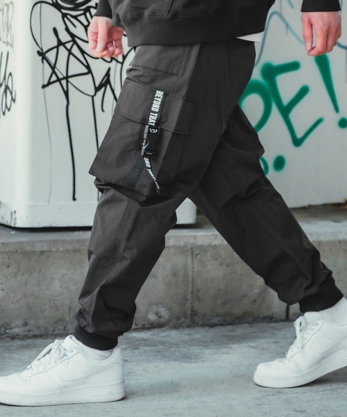 improves（インプローブス）の「サイド バックル ロゴプリント カーゴパンツ（カーゴパンツ・メンズ・ベージュ/オリーブ/ブラック・MEDIUM/LARGE）」の2枚目の写真