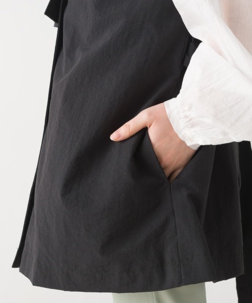 OMNES（オムネス）の「ノースリーブスタンドカラージャケット（その他アウター・レディース・グレイッシュベージュ/アイボリー/ブラック・FREE）」の6枚目の写真