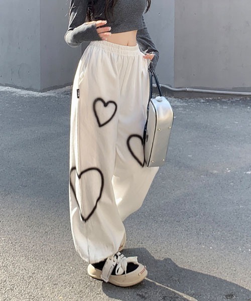 SONA（ソナ）の「KICKSEWING ハートペイントワイドジョガーバンディングパンツ（スウェットパンツ・レディース・ホワイト/ブラック/ベージュ・FREE）」の2枚目の写真