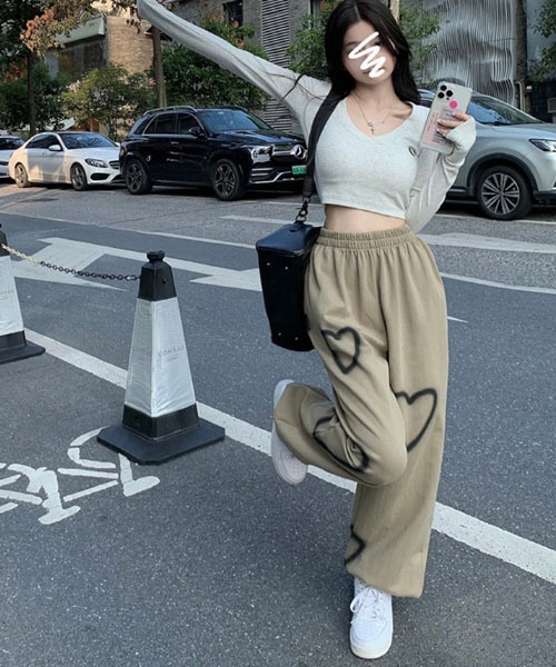 SONA（ソナ）の「KICKSEWING ハートペイントワイドジョガーバンディングパンツ（スウェットパンツ・レディース・ホワイト/ブラック/ベージュ・FREE）」の21枚目の写真