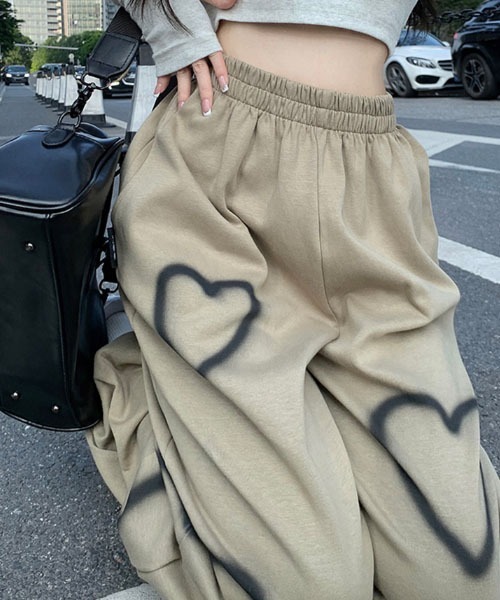 SONA（ソナ）の「KICKSEWING ハートペイントワイドジョガーバンディングパンツ（スウェットパンツ・レディース・ホワイト/ブラック/ベージュ・FREE）」の6枚目の写真