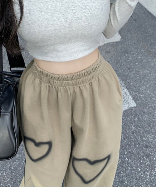 SONA（ソナ）の「KICKSEWING ハートペイントワイドジョガーバンディングパンツ（スウェットパンツ・レディース・ホワイト/ブラック/ベージュ・FREE）」の8枚目の写真