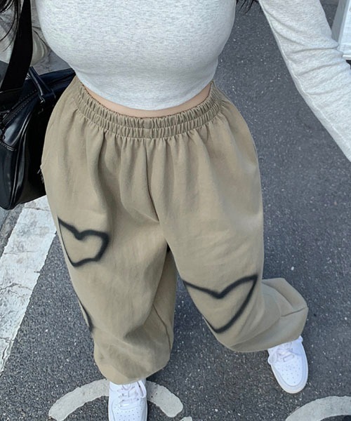 SONA（ソナ）の「KICKSEWING ハートペイントワイドジョガーバンディングパンツ（スウェットパンツ・レディース・ホワイト/ブラック/ベージュ・FREE）」の4枚目の写真