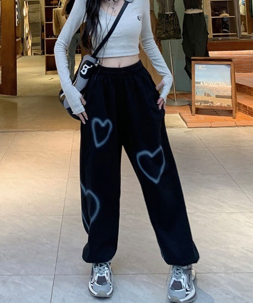 SONA（ソナ）の「KICKSEWING ハートペイントワイドジョガーバンディングパンツ（スウェットパンツ・レディース・ホワイト/ブラック/ベージュ・FREE）」の13枚目の写真