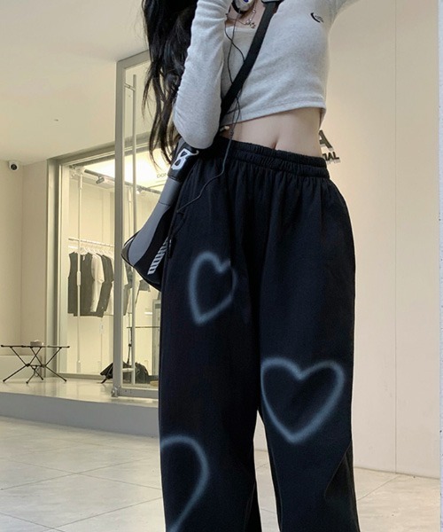 SONA（ソナ）の「KICKSEWING ハートペイントワイドジョガーバンディングパンツ（スウェットパンツ・レディース・ホワイト/ブラック/ベージュ・FREE）」の5枚目の写真