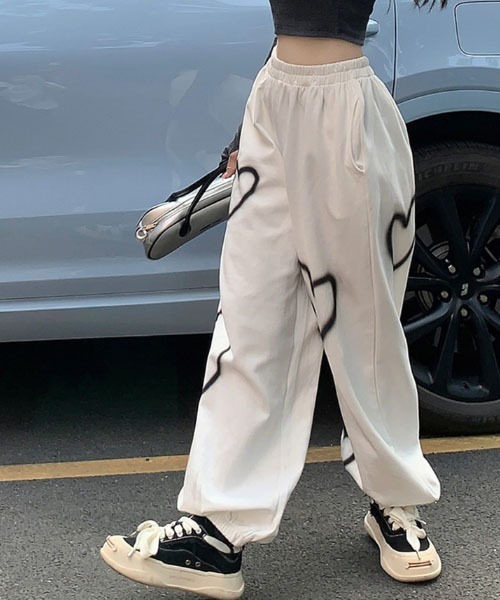 SONA（ソナ）の「KICKSEWING ハートペイントワイドジョガーバンディングパンツ（スウェットパンツ・レディース・ホワイト/ブラック/ベージュ・FREE）」の17枚目の写真