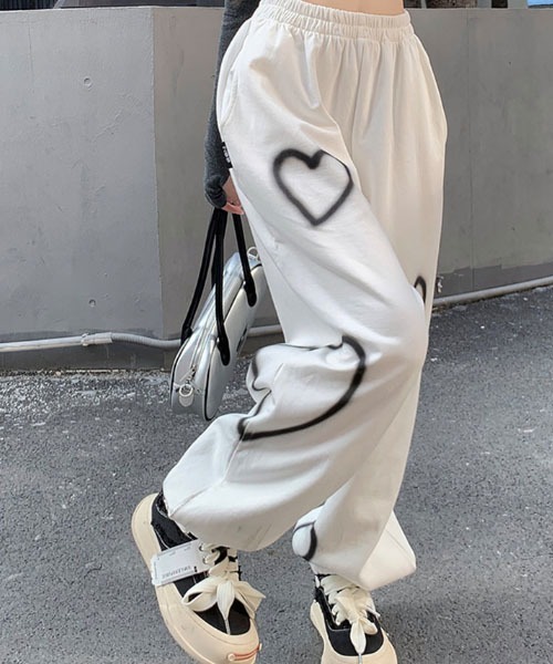 SONA（ソナ）の「KICKSEWING ハートペイントワイドジョガーバンディングパンツ（スウェットパンツ・レディース・ホワイト/ブラック/ベージュ・FREE）」の12枚目の写真