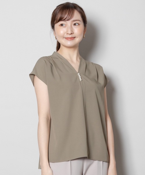 ELVENCE DEUX(エルベンスドゥ)の「パールツキVネックBL(シャツ/ブラウス・レディース・カーキ/ブラック・MEDIUM)」の3枚目の写真