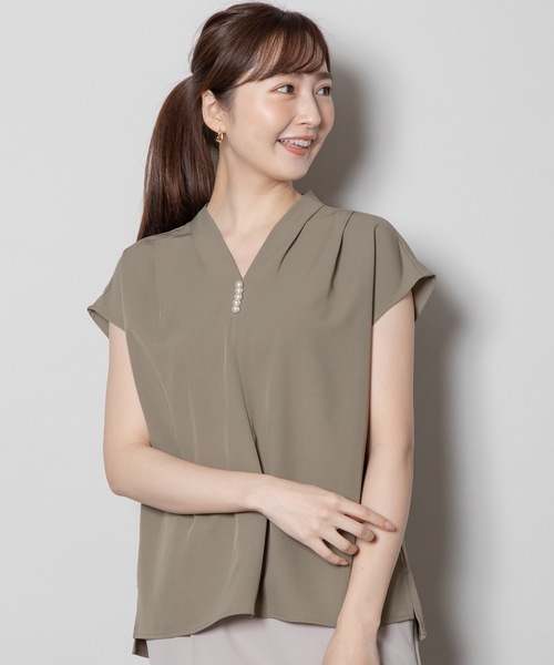 ELVENCE DEUX(エルベンスドゥ)の「パールツキVネックBL(シャツ/ブラウス・レディース・カーキ/ブラック・MEDIUM)」の6枚目の写真