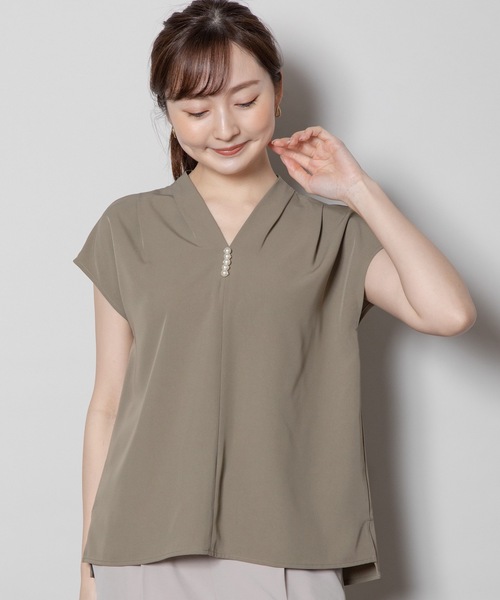 ELVENCE DEUX(エルベンスドゥ)の「パールツキVネックBL(シャツ/ブラウス・レディース・カーキ/ブラック・MEDIUM)」の12枚目の写真