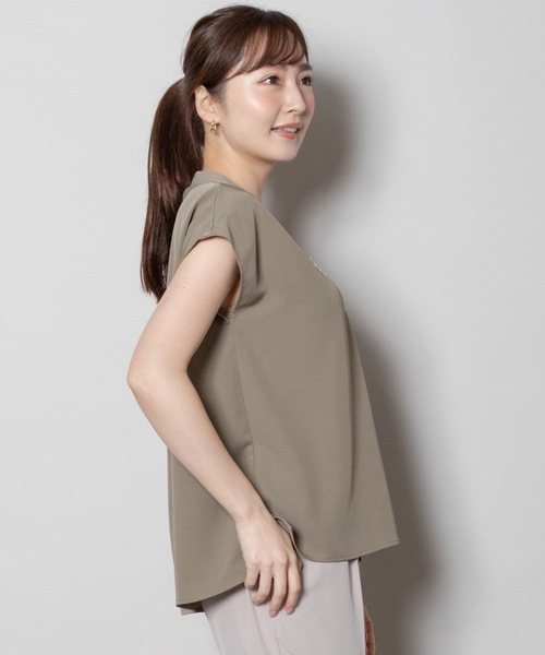 ELVENCE DEUX(エルベンスドゥ)の「パールツキVネックBL(シャツ/ブラウス・レディース・カーキ/ブラック・MEDIUM)」の9枚目の写真