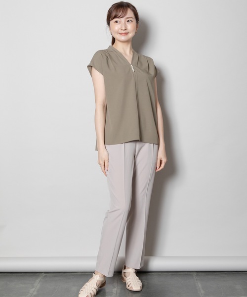 ELVENCE DEUX(エルベンスドゥ)の「パールツキVネックBL(シャツ/ブラウス・レディース・カーキ/ブラック・MEDIUM)」の19枚目の写真
