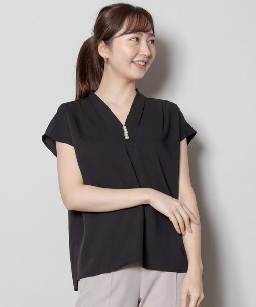 ELVENCE DEUX(エルベンスドゥ)の「パールツキVネックBL(シャツ/ブラウス・レディース・カーキ/ブラック・MEDIUM)」の13枚目の写真