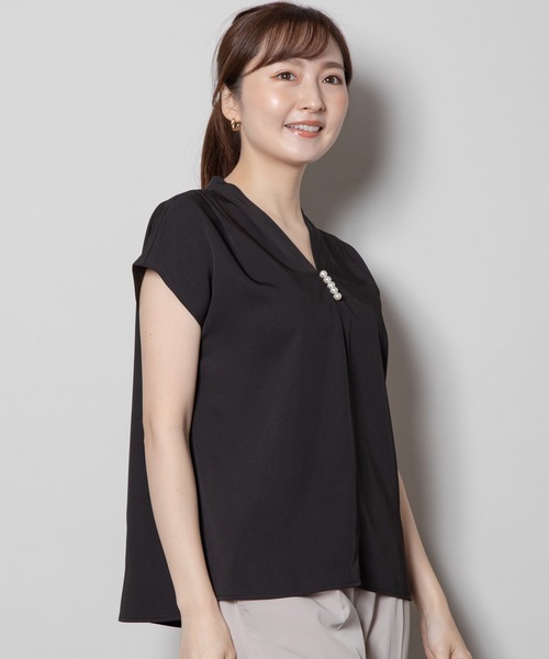 ELVENCE DEUX(エルベンスドゥ)の「パールツキVネックBL(シャツ/ブラウス・レディース・カーキ/ブラック・MEDIUM)」の16枚目の写真
