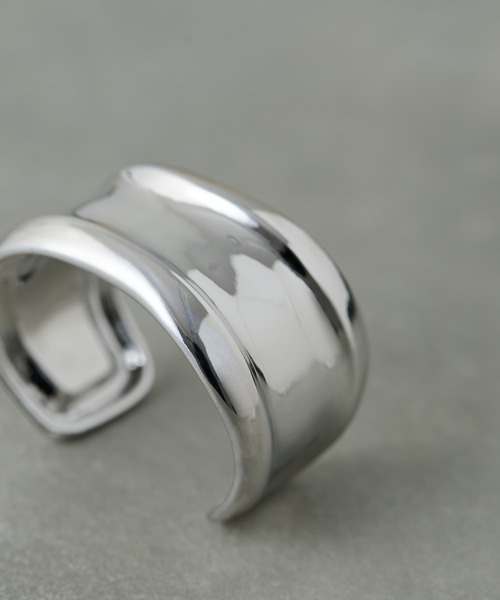 ear PAPILLONNER（イアパピヨネ）の「幅広メタルバングル（バングル/リストバンド・レディース・ゴールド/シルバー・FREE）」の2枚目の写真