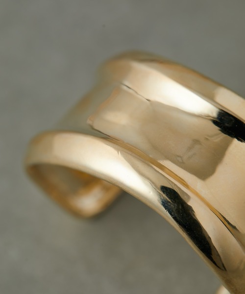 ear PAPILLONNER（イアパピヨネ）の「幅広メタルバングル（バングル/リストバンド・レディース・ゴールド/シルバー・FREE）」の4枚目の写真