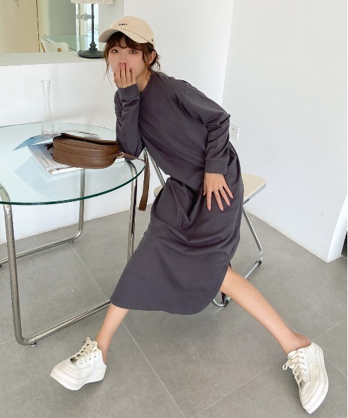ad thie(アドティエ)の「サイドスリット Tシャツ ワンピース(ワンピース・レディース・ブルー/チャコール/ブラック/ブラウン/ダークブラウン・FREE/LL)」の13枚目の写真