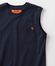 UNIVERSAL OVERALL（ユニバーサルオーバーオール）の「【UNIVERSAL OVERALL/ユニバーサルオーバーオール】  ピスネームタグ ワンポイントデザイン ポケット付きノースリーブ（タンクトップ・メンズ）」