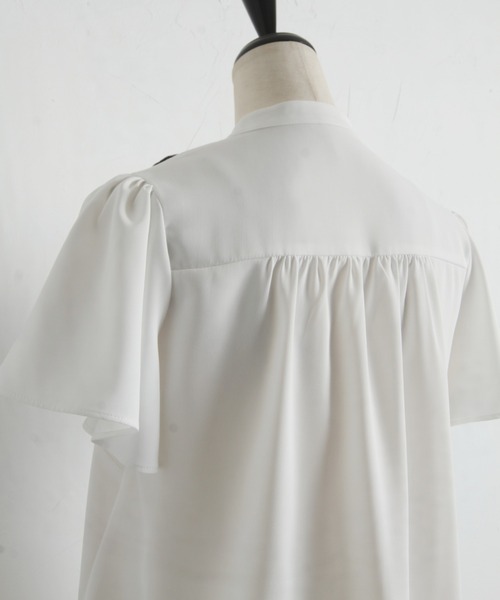 tocco closet（トッコ　クローゼット）の「フロントタック×スカラップ刺繍フレアスリーブ配色ブラウス（シャツ/ブラウス・レディース・オフホワイト/ピンク・M）」の4枚目の写真
