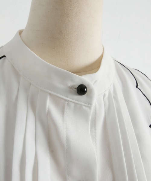 tocco closet（トッコ　クローゼット）の「フロントタック×スカラップ刺繍フレアスリーブ配色ブラウス（シャツ/ブラウス・レディース・オフホワイト/ピンク・M）」の6枚目の写真