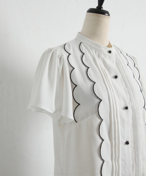 tocco closet（トッコ　クローゼット）の「フロントタック×スカラップ刺繍フレアスリーブ配色ブラウス（シャツ/ブラウス・レディース・オフホワイト/ピンク・M）」の8枚目の写真