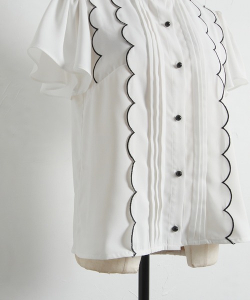 tocco closet（トッコ　クローゼット）の「フロントタック×スカラップ刺繍フレアスリーブ配色ブラウス（シャツ/ブラウス・レディース・オフホワイト/ピンク・M）」の13枚目の写真