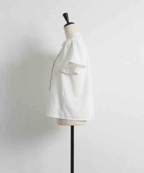 tocco closet（トッコ　クローゼット）の「フロントタック×スカラップ刺繍フレアスリーブ配色ブラウス（シャツ/ブラウス・レディース・オフホワイト/ピンク・M）」の10枚目の写真