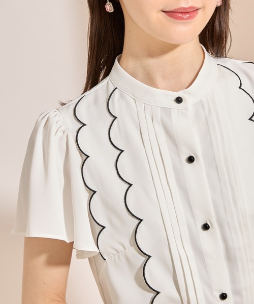tocco closet（トッコ　クローゼット）の「フロントタック×スカラップ刺繍フレアスリーブ配色ブラウス（シャツ/ブラウス・レディース・オフホワイト/ピンク・M）」の9枚目の写真