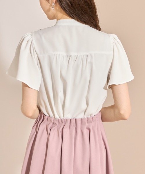 tocco closet（トッコ　クローゼット）の「フロントタック×スカラップ刺繍フレアスリーブ配色ブラウス（シャツ/ブラウス・レディース・オフホワイト/ピンク・M）」の17枚目の写真