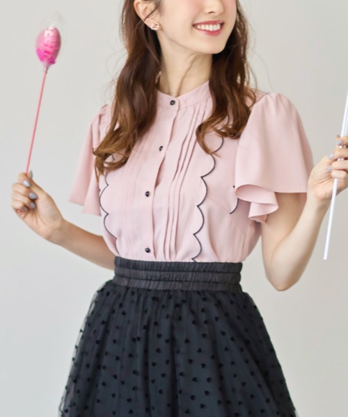 tocco closet（トッコ　クローゼット）の「フロントタック×スカラップ刺繍フレアスリーブ配色ブラウス（シャツ/ブラウス・レディース・オフホワイト/ピンク・M）」の5枚目の写真