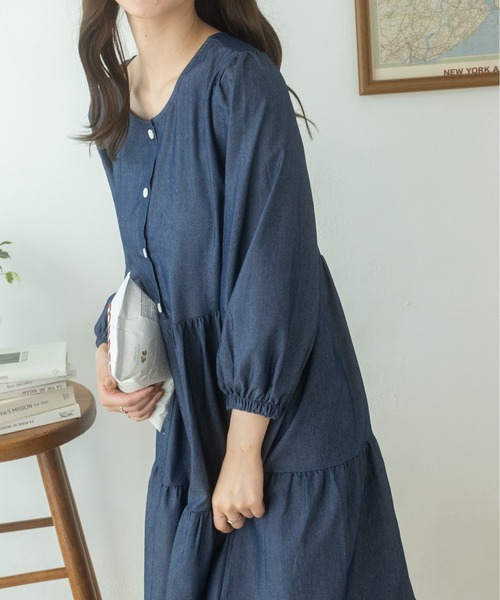 Ada.(エイダ)の「秋口まで活躍! デニム風 ティアードワンピース(ワンピース・レディース・ダークブルー/ライトブルー・FREE)」の3枚目の写真
