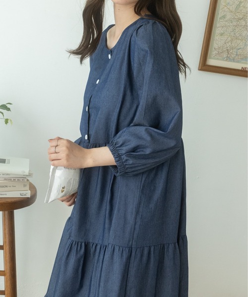 Ada.(エイダ)の「秋口まで活躍! デニム風 ティアードワンピース(ワンピース・レディース・ダークブルー/ライトブルー・FREE)」の4枚目の写真