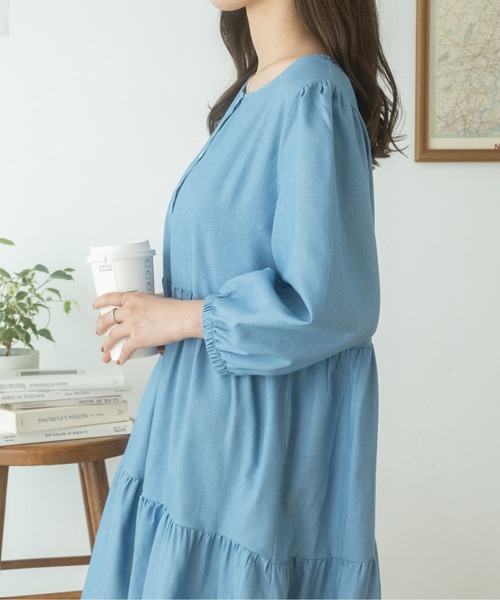 Ada.(エイダ)の「秋口まで活躍! デニム風 ティアードワンピース(ワンピース・レディース・ダークブルー/ライトブルー・FREE)」の10枚目の写真
