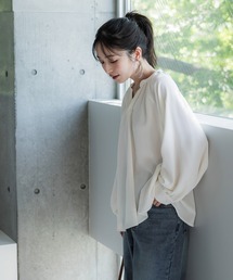 スキッパーネックギャザーブラウス