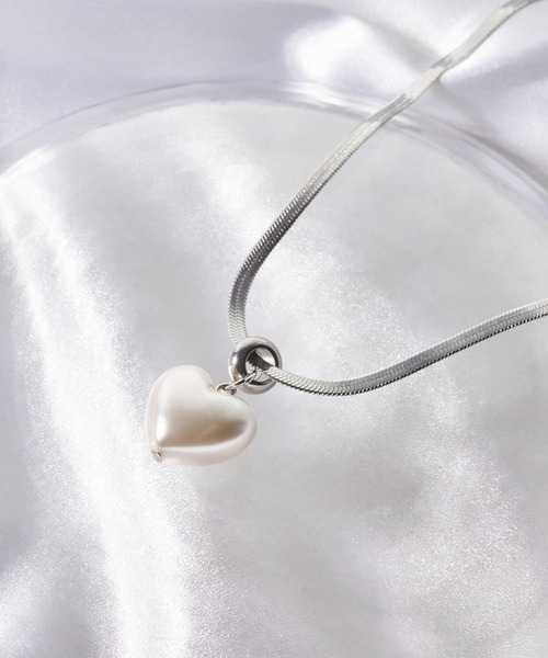 ADPOSION（アドポーション）の「【金属アレルギー対応】サージカルステンレス スネークチェーンハートネックレス（ネックレス・レディース・シルバー/ホワイト/ゴールド・FREE）」の2枚目の写真