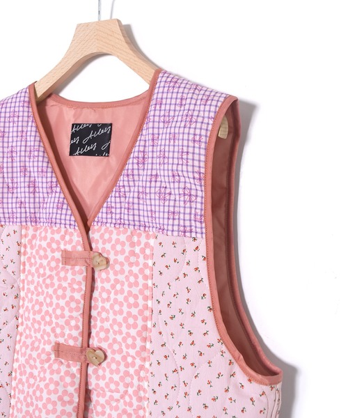 Alley by w closet（アリーバイダブルクローゼット）の「【Alley】花柄ひょうたんキルティングベスト（その他トップス・レディース・ブルー/ピンク・FREE）」の4枚目の写真