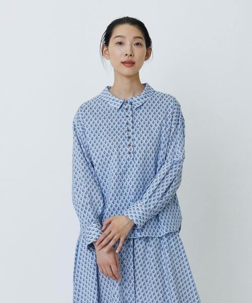 美品 ロワズィール LOISIR リバティプリントフラットカラーブラウス 綿 LOISIR（ロワズィール）の「リバティプリントフラットカラーブラウス