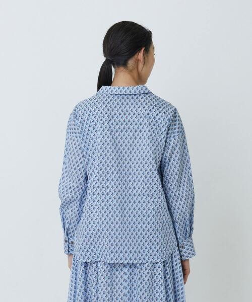 LOISIR（ロワズィール）の「リバティプリントフラットカラーブラウス