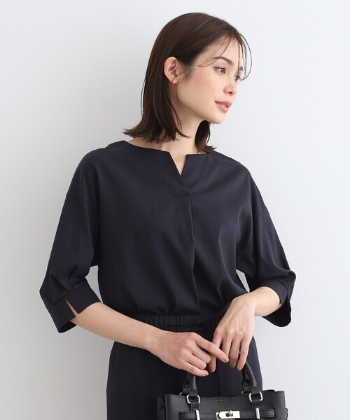 INDIVI(インディヴィ)の「◆【洗える/UVケア/SETUP可能】キーネック6分袖ブラウス(シャツ/ブラウス・レディース・ネイビー/ナチュラル/スミクロ/ブラック・13/03/38/34/19/12/05/15 )」の1枚目の写真