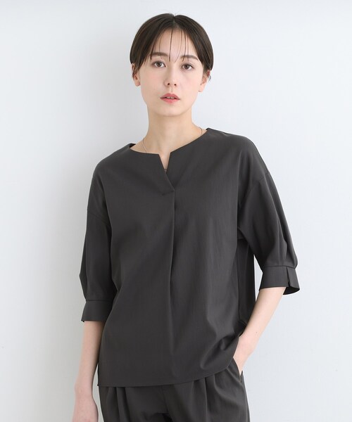 INDIVI(インディヴィ)の「◆【洗える/UVケア/SETUP可能】キーネック6分袖ブラウス(シャツ/ブラウス・レディース・ネイビー/ナチュラル/スミクロ/ブラック・13/03/38/34/19/12/05/15 )」の3枚目の写真