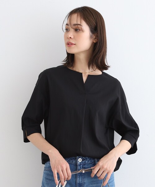INDIVI(インディヴィ)の「◆【洗える/UVケア/SETUP可能】キーネック6分袖ブラウス(シャツ/ブラウス・レディース・ネイビー/ナチュラル/スミクロ/ブラック・13/03/38/34/19/12/05/15 )」の2枚目の写真