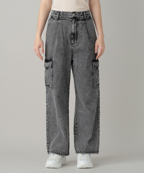 FOREVER 21（フォーエバー トゥエンティーワン）の「【2024SS】デニムカーゴストレートパンツ（デニムパンツ・レディース・ブルー/ブラック・FREE）」の2枚目の写真