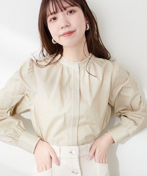 natural couture（ナチュラルクチュール）の「はまぐり刺繍配色ギャザーブラウス（シャツ/ブラウス・レディース・オフホワイト/サックスブルー/ライトベージュ・FREE）」の3枚目の写真