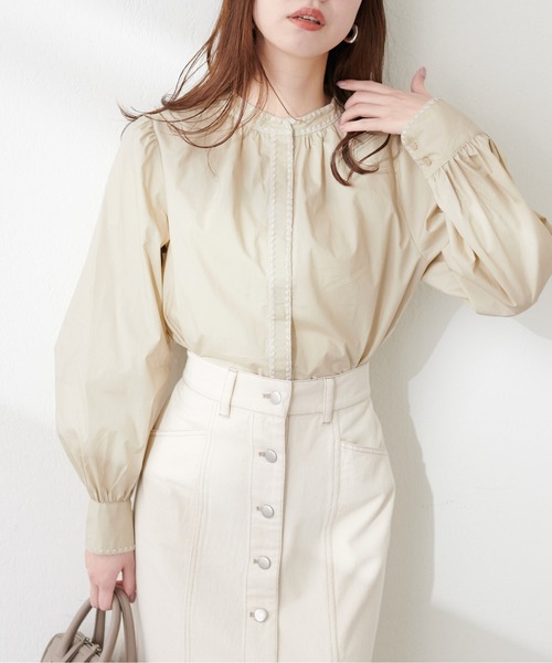 natural couture（ナチュラルクチュール）の「はまぐり刺繍配色ギャザーブラウス（シャツ/ブラウス・レディース・オフホワイト/サックスブルー/ライトベージュ・FREE）」の10枚目の写真