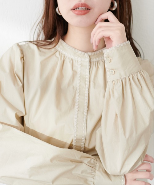 natural couture（ナチュラルクチュール）の「はまぐり刺繍配色ギャザーブラウス（シャツ/ブラウス・レディース・オフホワイト/サックスブルー/ライトベージュ・FREE）」の9枚目の写真