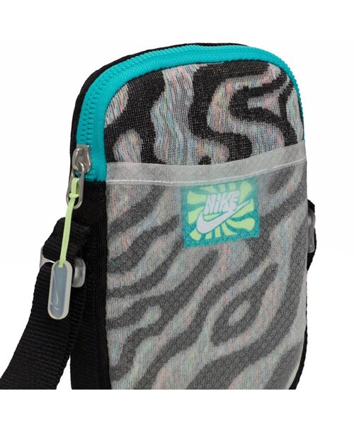 NIKE(ナイキ)の「ナイキ ヘリテージ クロスボディバッグ (スモール、1L) / Nike Heritage Crossbody Bag (Small、1L)(ボディバッグ/ウエストポーチ・メンズ・ライム/ブラック・ONE SIZE)」の4枚目の写真