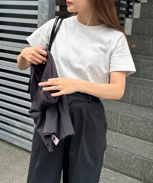 fredy emue（フレディエミュ）の「【新色登場】FRワッペンBASIC Tシャツ（Tシャツ/カットソー・レディース・チャコールグレー/ライトグレー/グレイッシュベージュ/オフホワイト/グレー・38）」の4枚目の写真